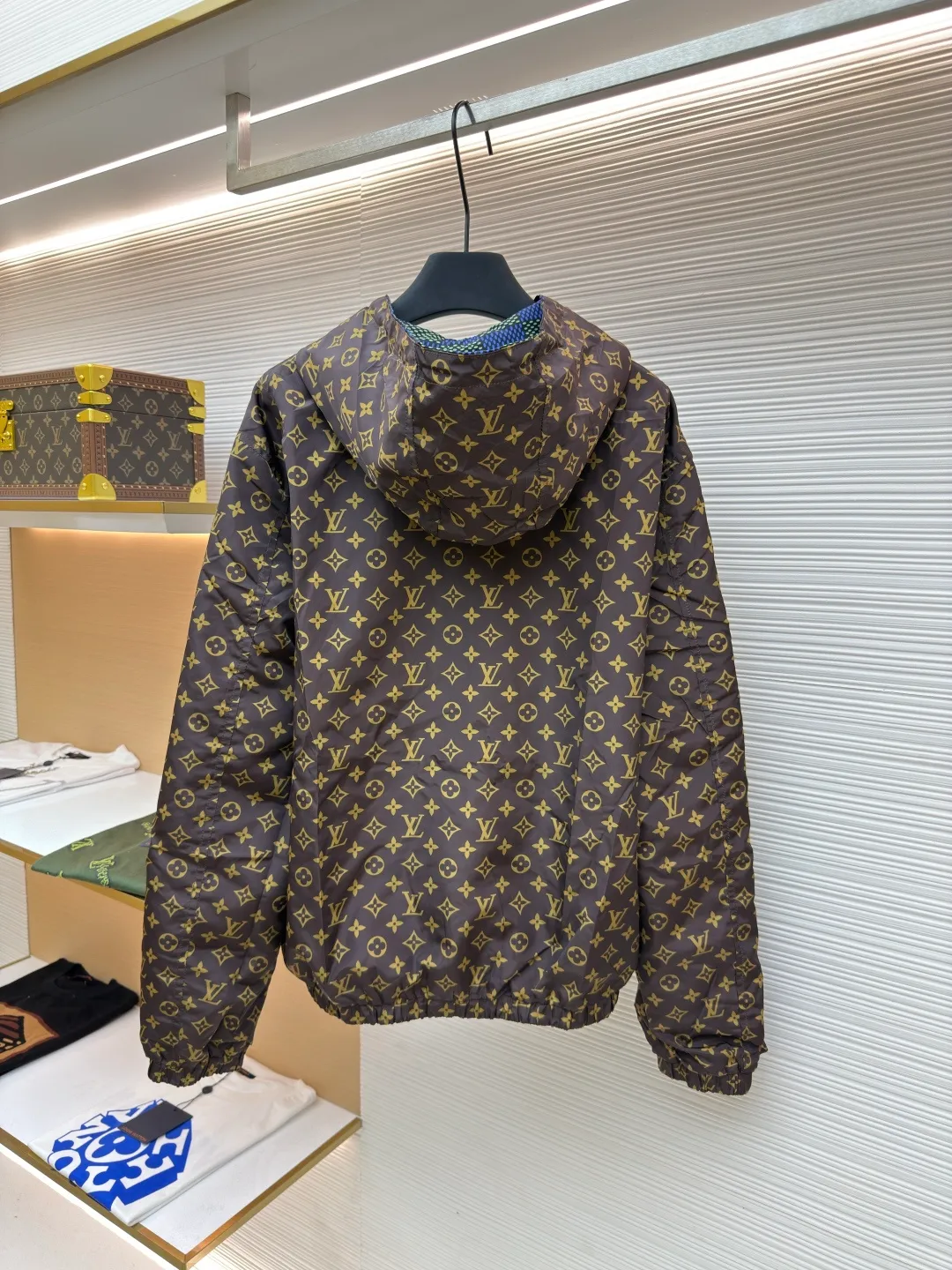 LOUIS VUITTON double-sided large checkerboard jacket ●Authentic product: Purchased and developed for 28500 ●Item number: 1680539-B70 ●Fabric: polyester fiber fabric ●Technology: Made on positioning cutting machine ●Version: Fitted version ●Weight: about 565 grams ●Size: S-M-L-XL ●Description: 100% recycled polyester fiber, double-sided design, with excellent windproof performance. Each side presents different brand elements. One side of the jacket is covered with a full-length Der jacquard texture, while the other side is plain and matte. The Der side is equipped with a flap, the Monogram side is equipped with selvage pockets, and a leather patch is embellished on the left chest, adding to the brand's unique style. From the 2025 spring and summer show, it interprets the Der plaid from a modern perspective, flipping it over to reveal the full-frame Monogram pattern. The aircraft-shaped metal zipper head is carefully engraved with brand elements, and its lightweight texture makes it easy to store. The overall wiring is straight and delicate, the fabric is comfortable and soft, and the color is consistent without color difference. It can be matched with the same style to create a fashionable look and control various occasions. Customized accessories, complete with three standards, same style for men and women!